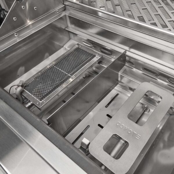 Interior view of a stainless steel grill featuring a mesh burner and a removable cooking plate, designed for efficient heat distribution and grilling.