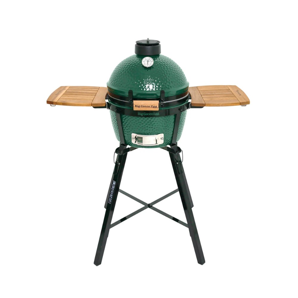 324e2e2b-65dd-4b8d-9599-dddeabe3786f.jpg Big Green Egg grill with wooden side shelves, featuring a thermometer on top and a sturdy black stand. Ideal for grilling, smoking, and baking outdoors.